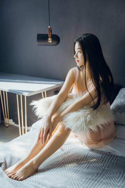 一个女生让你摸她头发表示什么意思 喜欢你吧