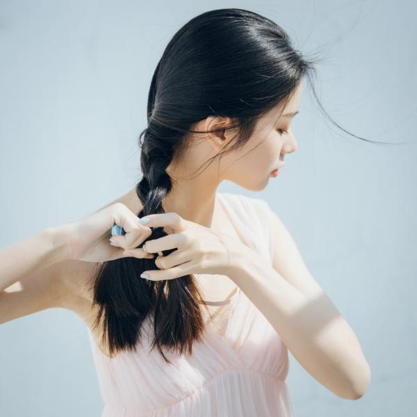 开会在桌子下反正他们看不见 这样是不是感觉很刺激