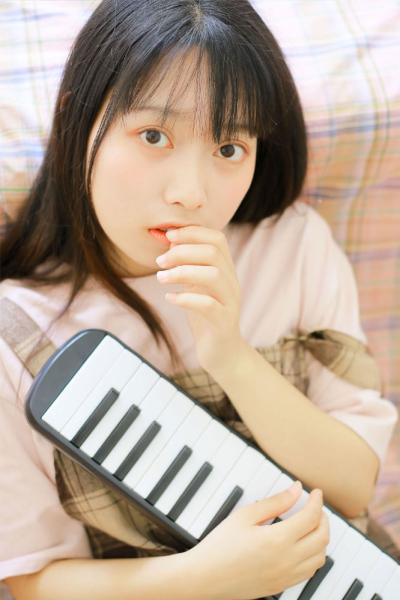 从校服衣袖看六年级馒头 我感觉很尴尬 从校服衣袖看六年级馒头 我感觉很尴尬