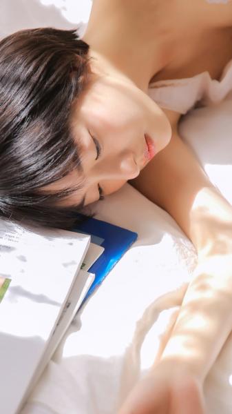 小芳看到父母屋里灯的背景故事 感觉到父母很恩爱