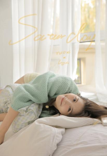 三个装修工人把我压在茶几的背景故事 三个装修工人把我压在茶几的背景故事