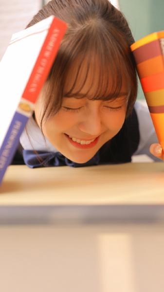 拥挤的公交车上人挤着人,随着一阵一阵的走 拥挤的公交车上人挤着人,随着一阵一阵的走