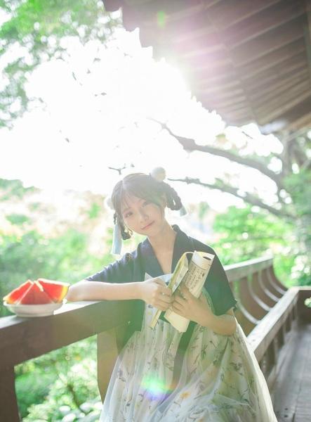 姐姐说家里没人 给我看下面的秘密花园 姐姐说家里没人 给我看下面的秘密花园