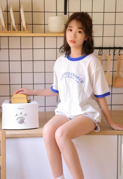 《校霸写错一题学霸就在她下面放一支笔》 《校霸写错一题学霸就在她下面放一支笔》