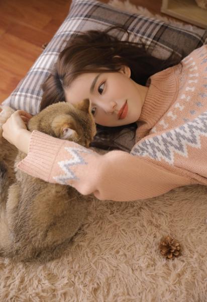 两座山峰一条沟一年四季水长流不见牛儿来吃草描述什么意思