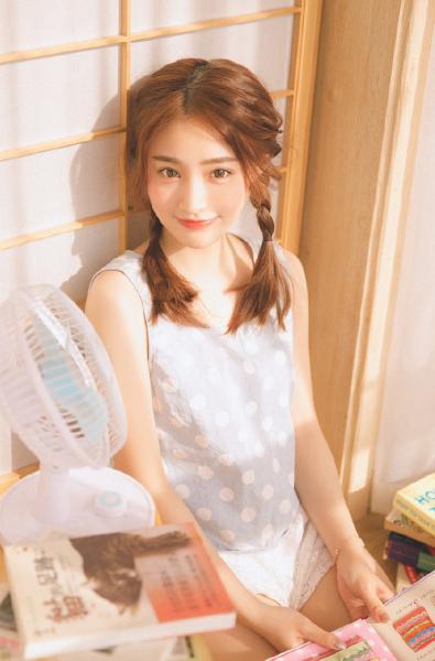 上面一个人下面两个人是什么字什么意思