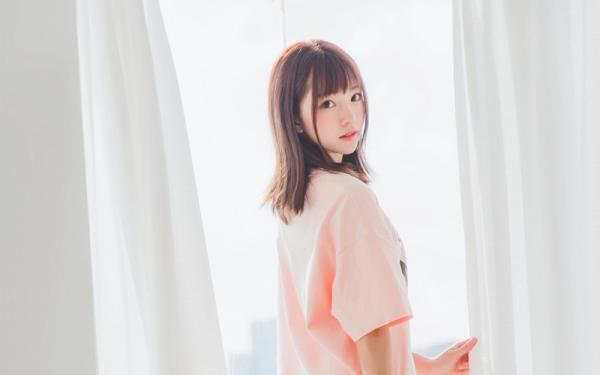 校服透明的都可以看见女同学背心