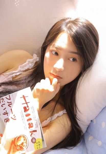 初中女生夏天穿短袖侧面看见小馒头