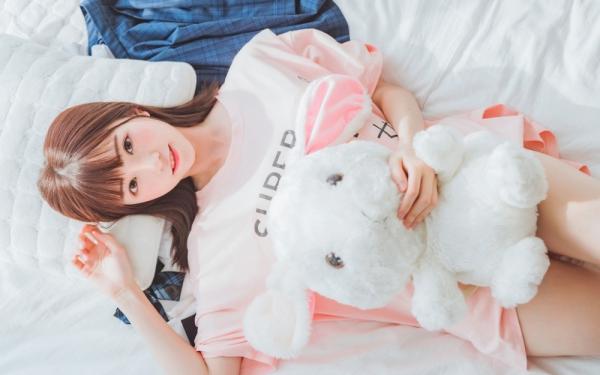 女生袖口看到腋下和小背心  从短袖里看到女同学小背心